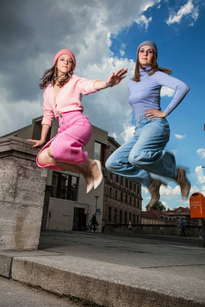 Zwei Frauen springen in die Luft